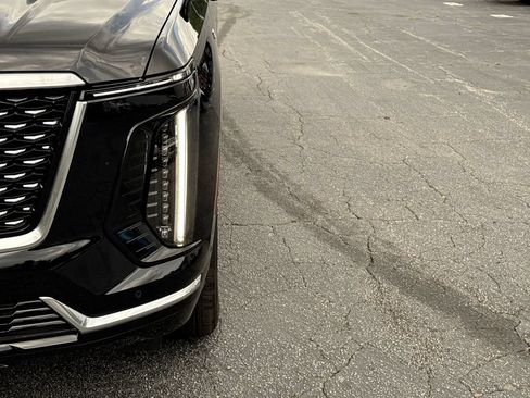 Used 2025 Cadillac Escalade Luxury w/ LPO, Floor Liner Package AWD/4WD image 10
