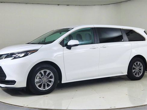 Used 2024 Toyota Sienna LE image 3