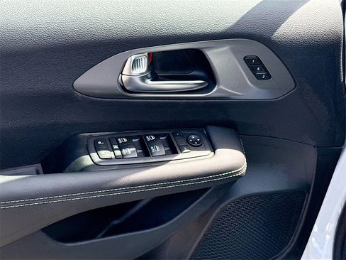 New 2026 Chrysler Pacifica Select image 17