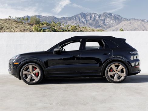 New 2025 Porsche Cayenne GTS image 2