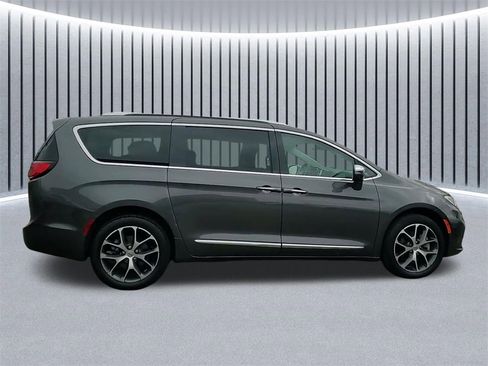 Used 2021 Chrysler Pacifica Limited w/ Premium & Safety Sphere Group image 4
