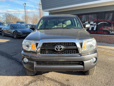 Used 2011 Toyota Tacoma 4x4 Double Cab image 2
