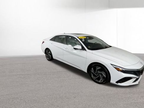 Used 2024 Hyundai Elantra Limited FWD image 2