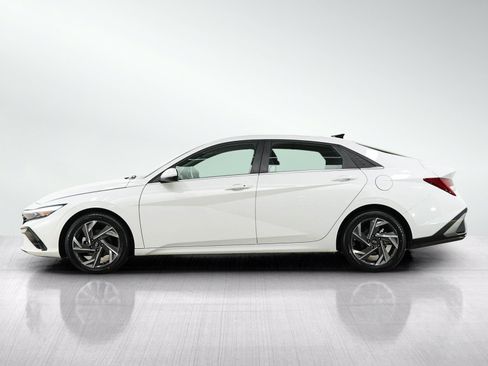 Used 2025 Hyundai Elantra SEL FWD image 2