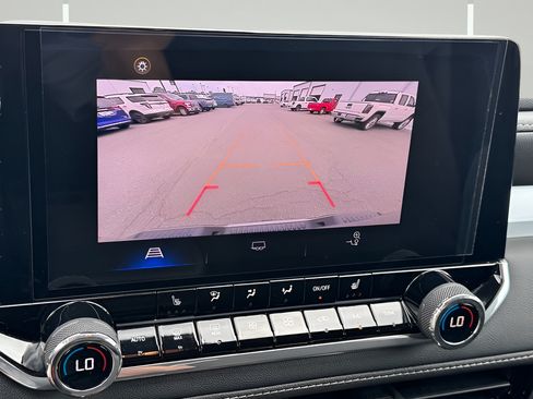 Used 2024 Chevrolet Colorado LT w/ LT Convenience Package II AWD/4WD image 14