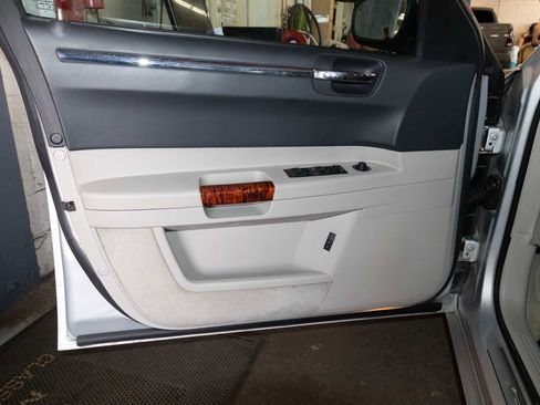 Used 2005 Chrysler 300 C w/ Navigation & Sound Group II RWD image 9