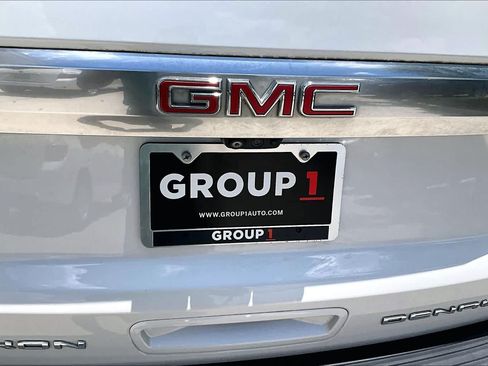 Used 2022 GMC Yukon XL Denali w/ Denali Premium Package AWD/4WD image 9