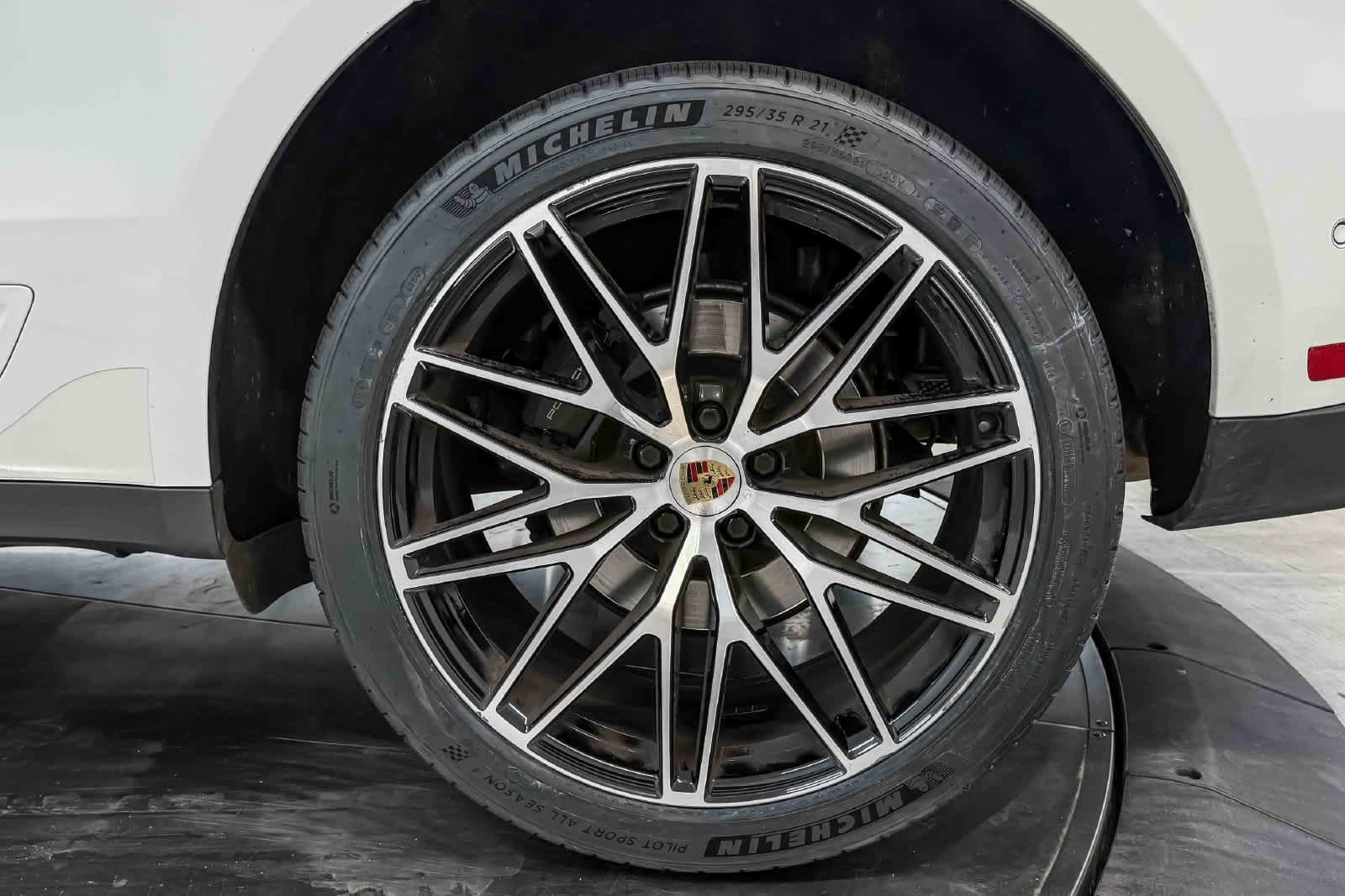 Certified 2023 Porsche Macan AWD/4WD image 13