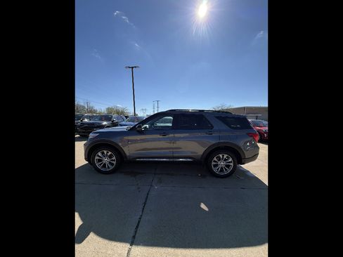 Used 2024 Ford Explorer XLT w/ Equipment Group 202A image 2