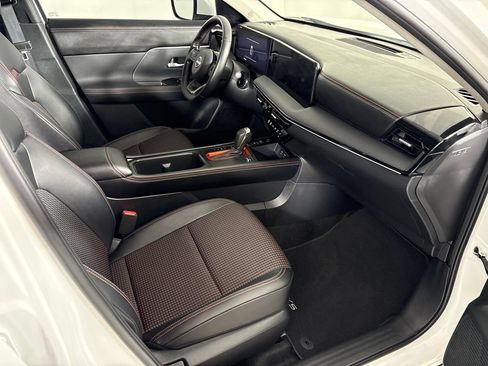 Certified 2025 Nissan Kicks SR FWD image 15