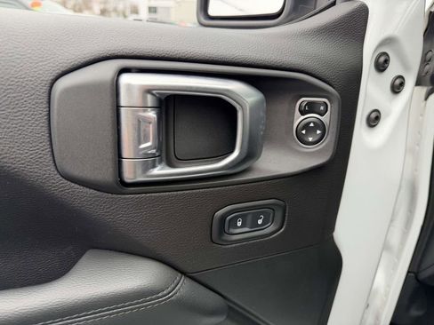 Used 2019 Jeep Wrangler Unlimited Sahara image 24