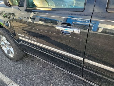 Used 2012 Chevrolet Avalanche LTZ image 18