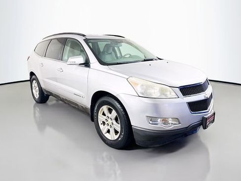 Used 2009 Chevrolet Traverse LT FWD image 2