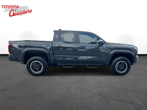 Used 2025 Toyota Tacoma TRD Off-Road AWD/4WD image 4