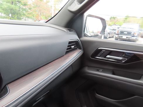 Used 2025 Chevrolet Suburban Z71 image 23