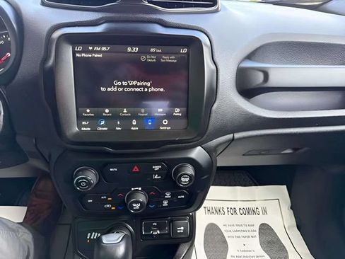 Used 2023 Jeep Renegade Latitude AWD/4WD image 10