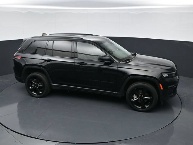 Used 2023 Jeep Grand Cherokee Limited w/ Black Appearance Package AWD/4WD image 37