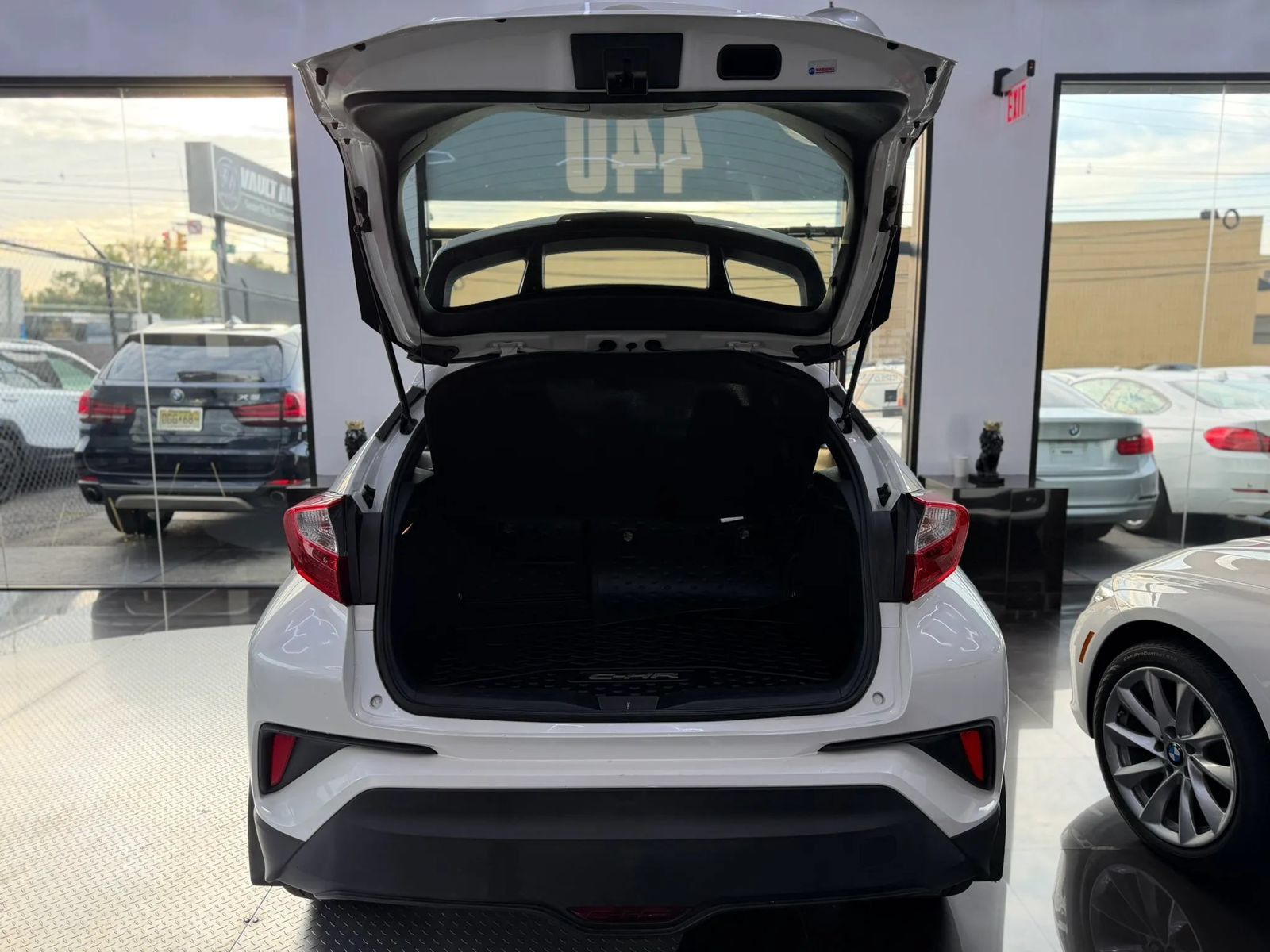 Used 2018 Toyota C-HR XLE FWD image 14