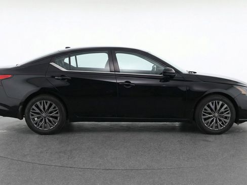 Used 2025 Nissan Altima 2.5 SV image 11