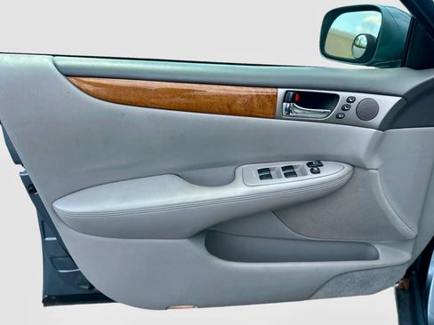 Used 2005 Lexus ES 330 w/ Preferred Accessory Pkg FWD image 13