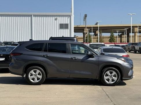 Used 2024 Toyota Highlander LE AWD/4WD image 3