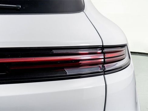 Used 2025 Porsche Cayenne image 32