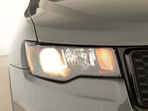 Used 2019 Jeep Grand Cherokee Laredo AWD/4WD image 32