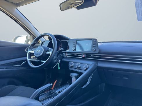 Used 2022 Hyundai Elantra SE image 13