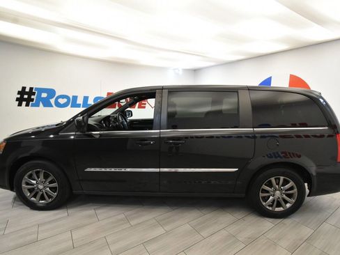 Used 2016 Chrysler Town & Country S image 2