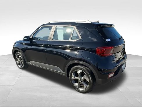 Used 2023 Hyundai Venue SEL FWD image 7