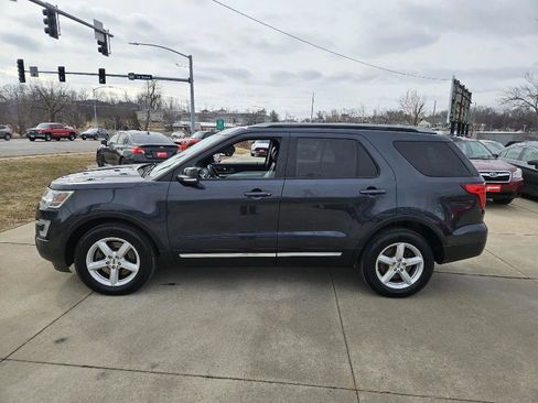 Used 2017 Ford Explorer XLT w/ Equipment Group 202A AWD/4WD image 4