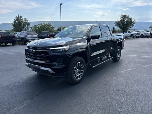 Used 2023 Chevrolet Colorado Z71 w/ Z71 Convenience Package 2 AWD/4WD image 3
