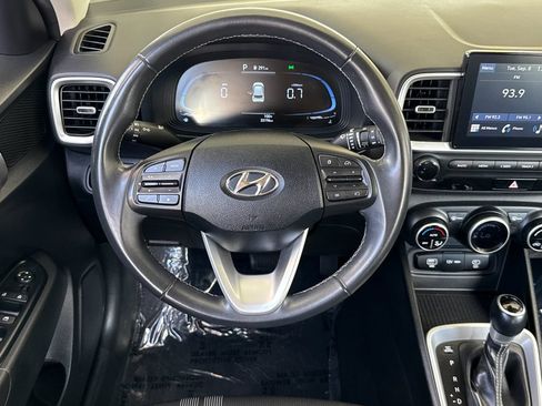 Used 2025 Hyundai Venue SEL FWD image 13