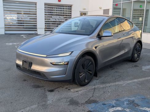 Used 2026 Tesla Model Y Long Range image 1
