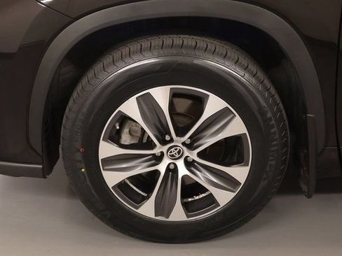 Used 2022 Toyota Highlander XLE AWD/4WD image 8