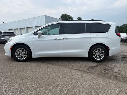 Used 2022 Chrysler Pacifica Touring-L FWD image 10
