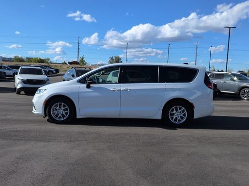 Used 2024 Chrysler Pacifica Touring-L FWD image 4