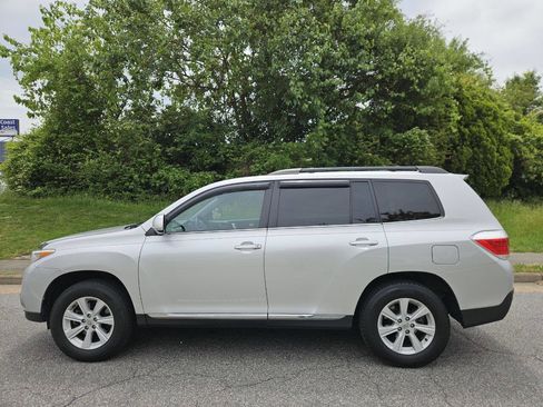 Used 2013 Toyota Highlander SE FWD image 2