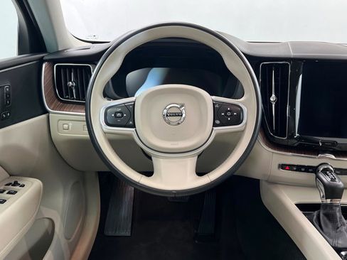 Used 2021 Volvo XC60 T6 Momentum image 12