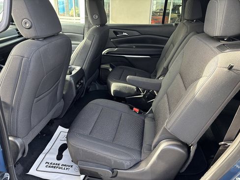 Used 2025 Chevrolet Traverse LT image 4