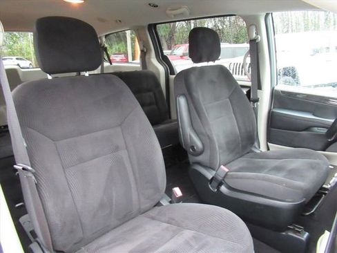 Used 2018 Dodge Grand Caravan SE w/ UConnect Hands-Free Group image 8