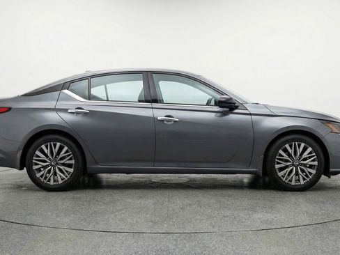 Used 2025 Nissan Altima 2.5 SV image 11