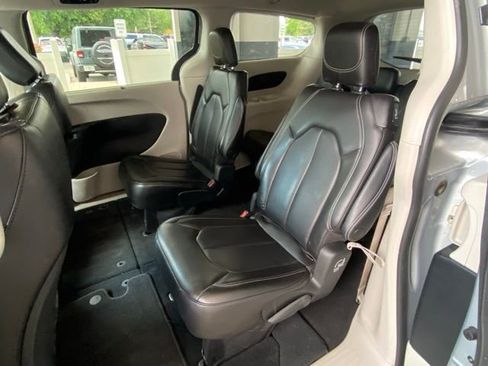 Used 2023 Chrysler Pacifica Touring-L image 24