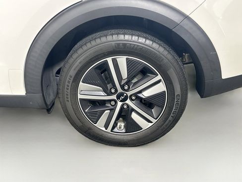 Used 2022 Kia Niro EX image 11