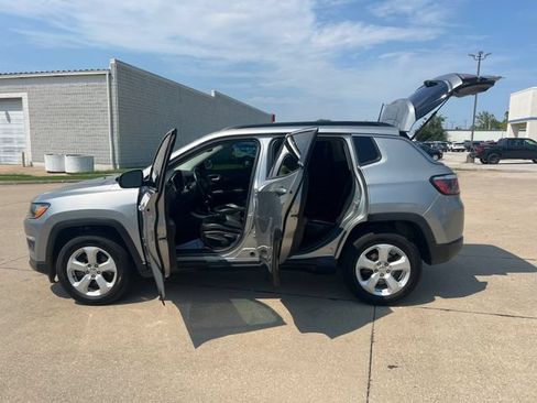 Used 2019 Jeep Compass Latitude AWD/4WD image 32