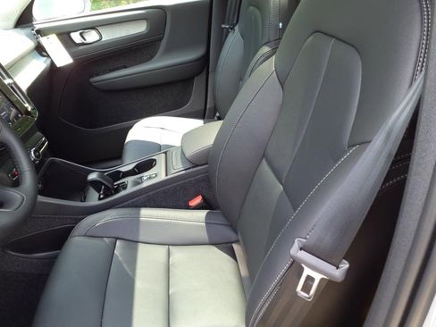 New 2025 Volvo XC40 B5 Core w/ Protection Package Premier image 14