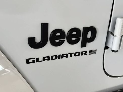 Used 2025 Jeep Gladiator Sport AWD/4WD image 11