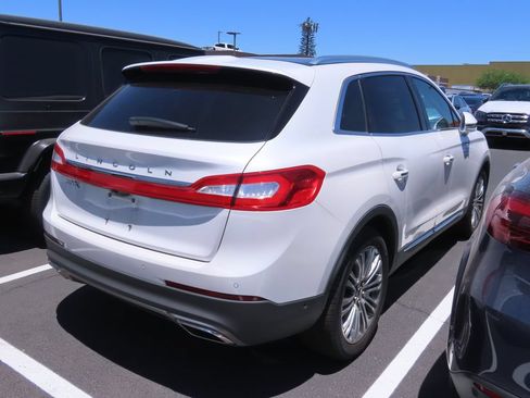 Used 2017 Lincoln MKX Reserve w/ Driver Assistance Package FWD image 3