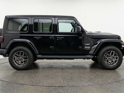 Used 2025 Jeep Wrangler Unlimited Sahara AWD/4WD image 11