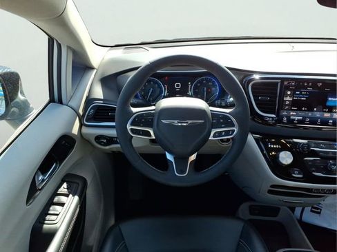 Used 2024 Chrysler Pacifica Touring-L image 10